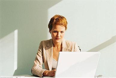 《吸血鬼崛起》销量突破200万份 开发组致谢玩家